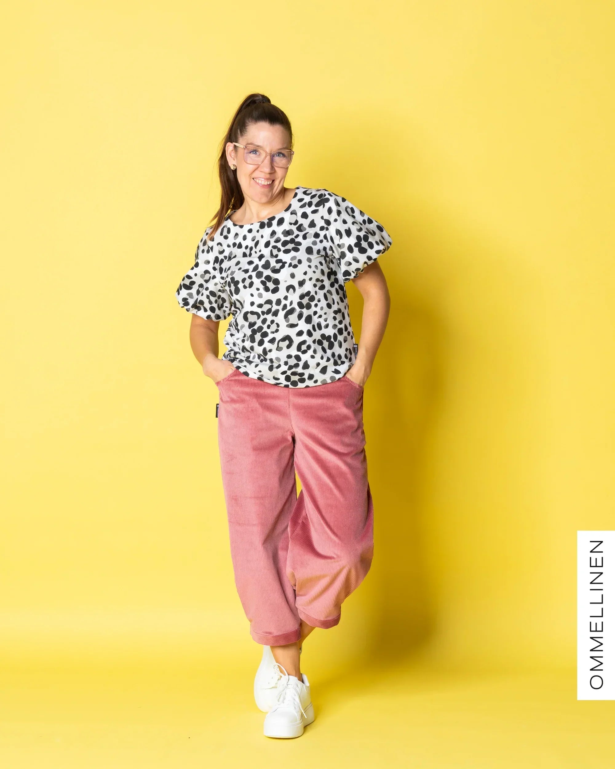 CORDUROY short pants, rose - slight II-quality