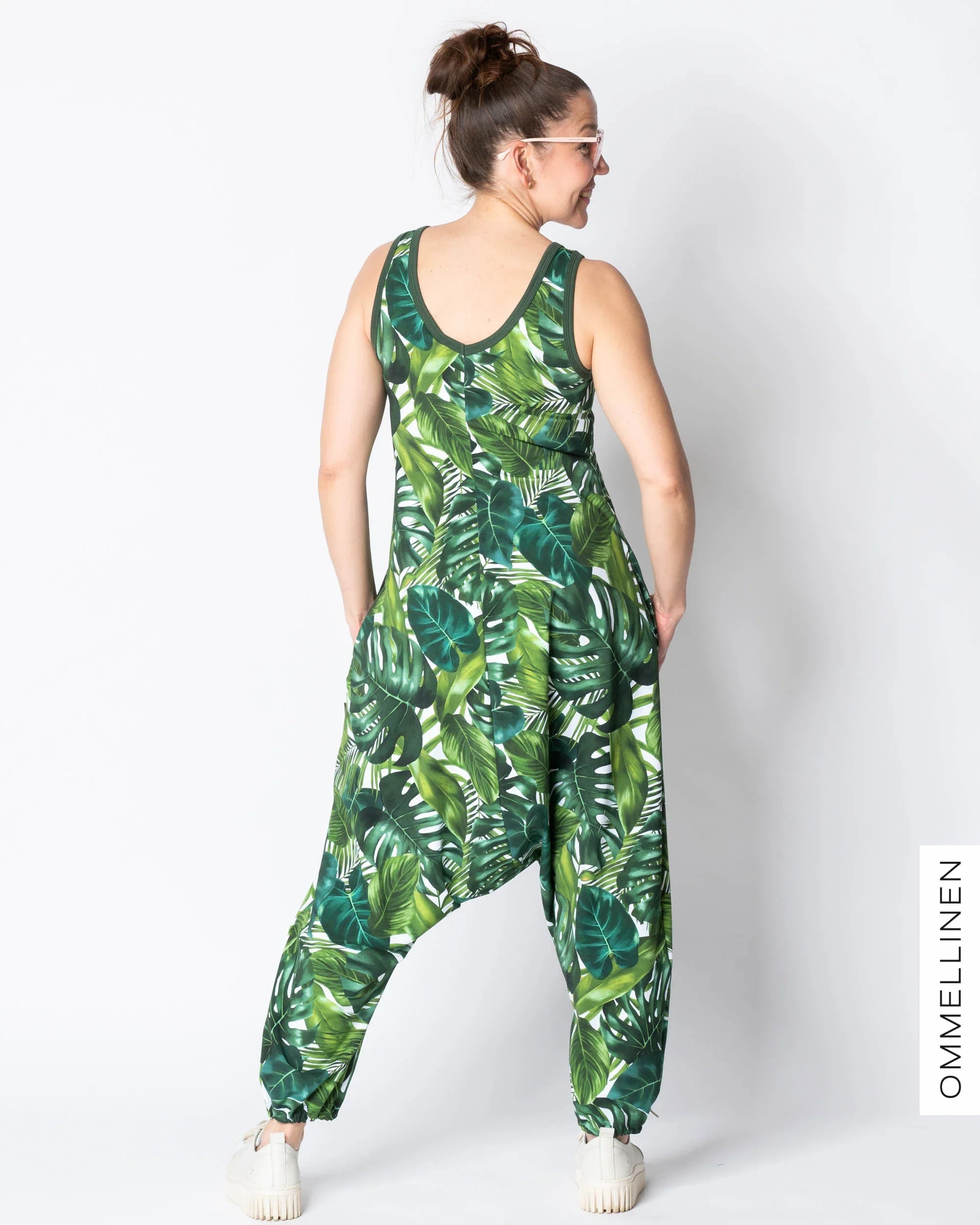 HAAREMI jumpsuit, Lehdet