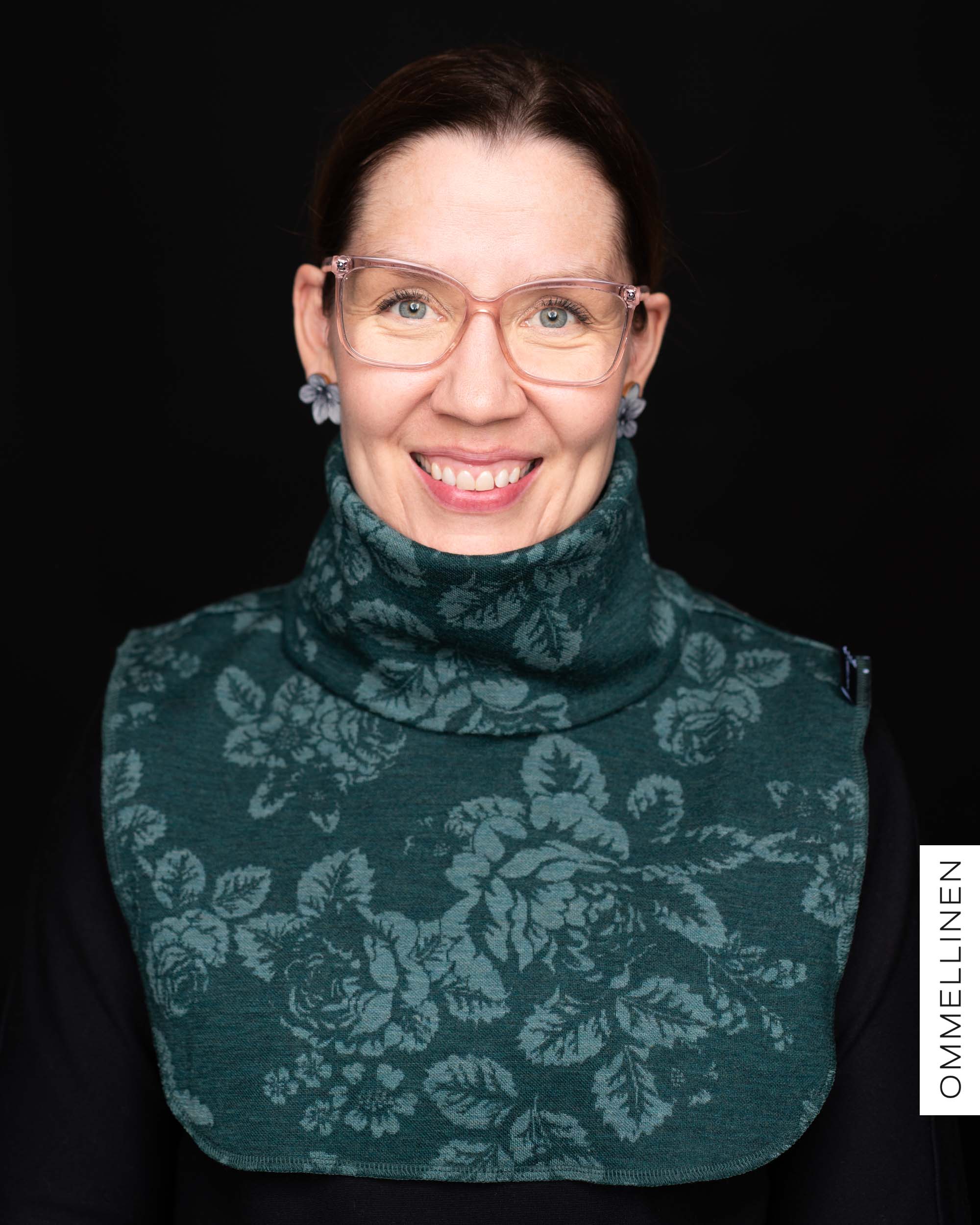 Merino wool collar, Babushka Roses - green