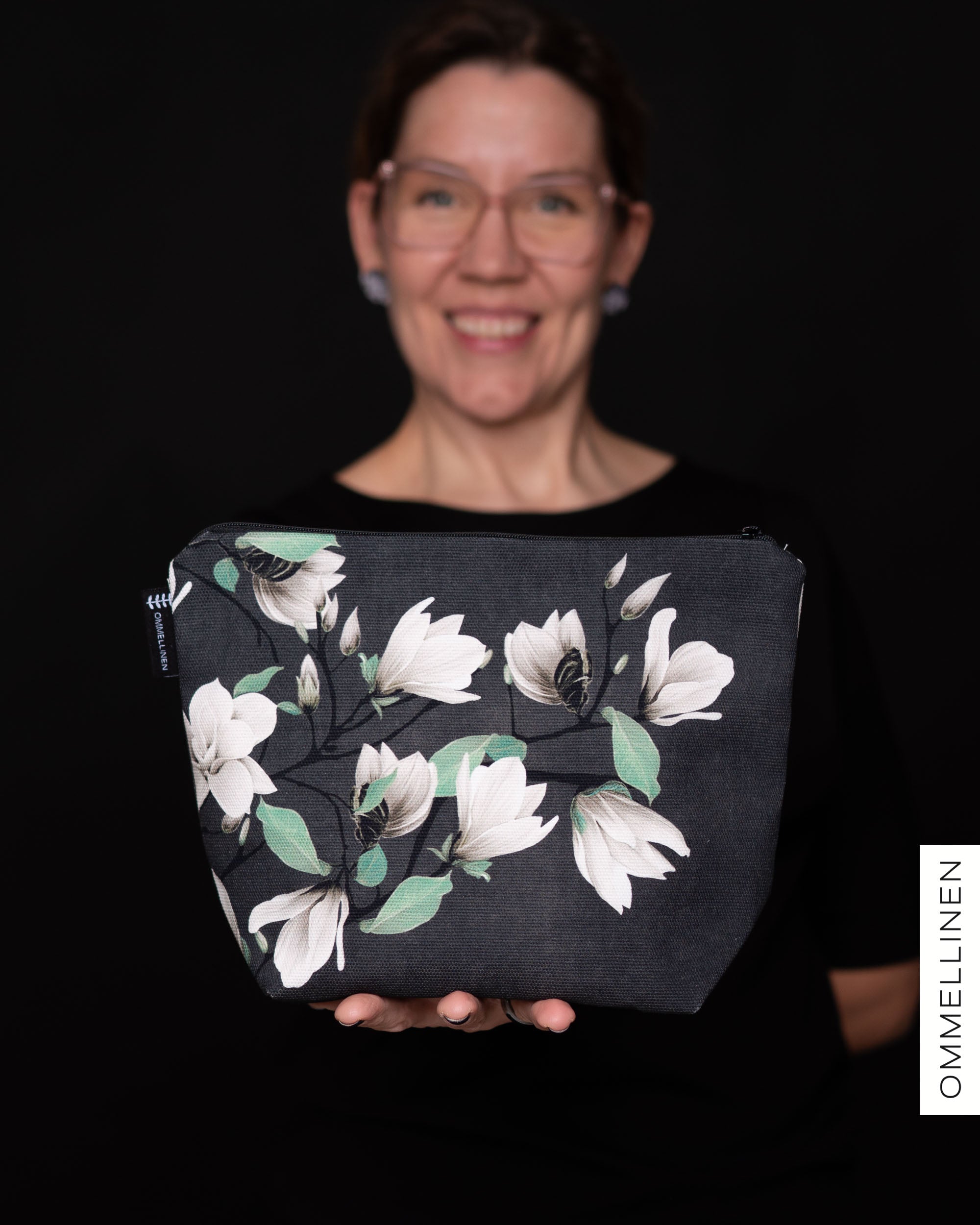 Makeup bag - giant, Magnolian kuiskaus - light