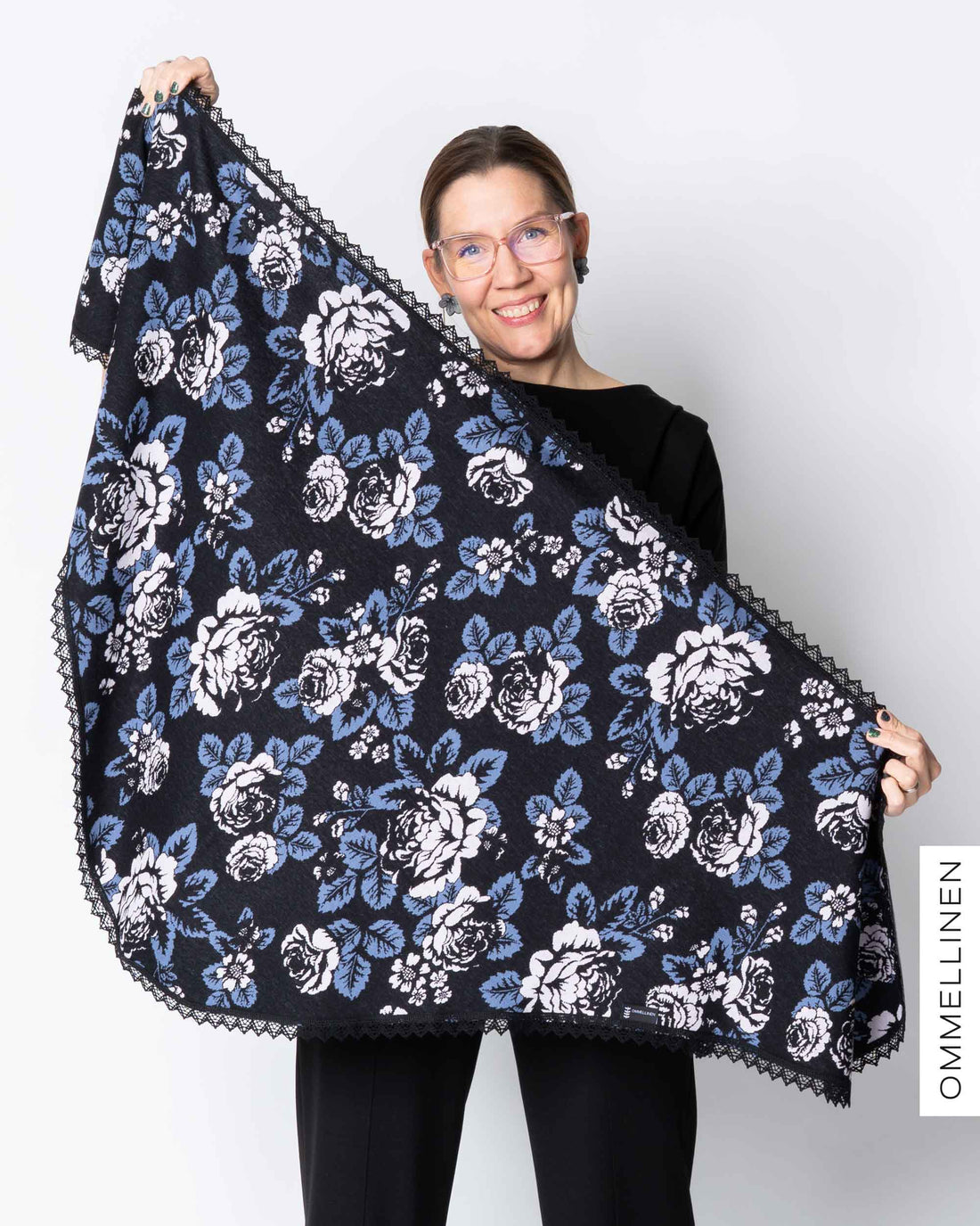 KOLMIO scarf, Babushka Roses - black/blue