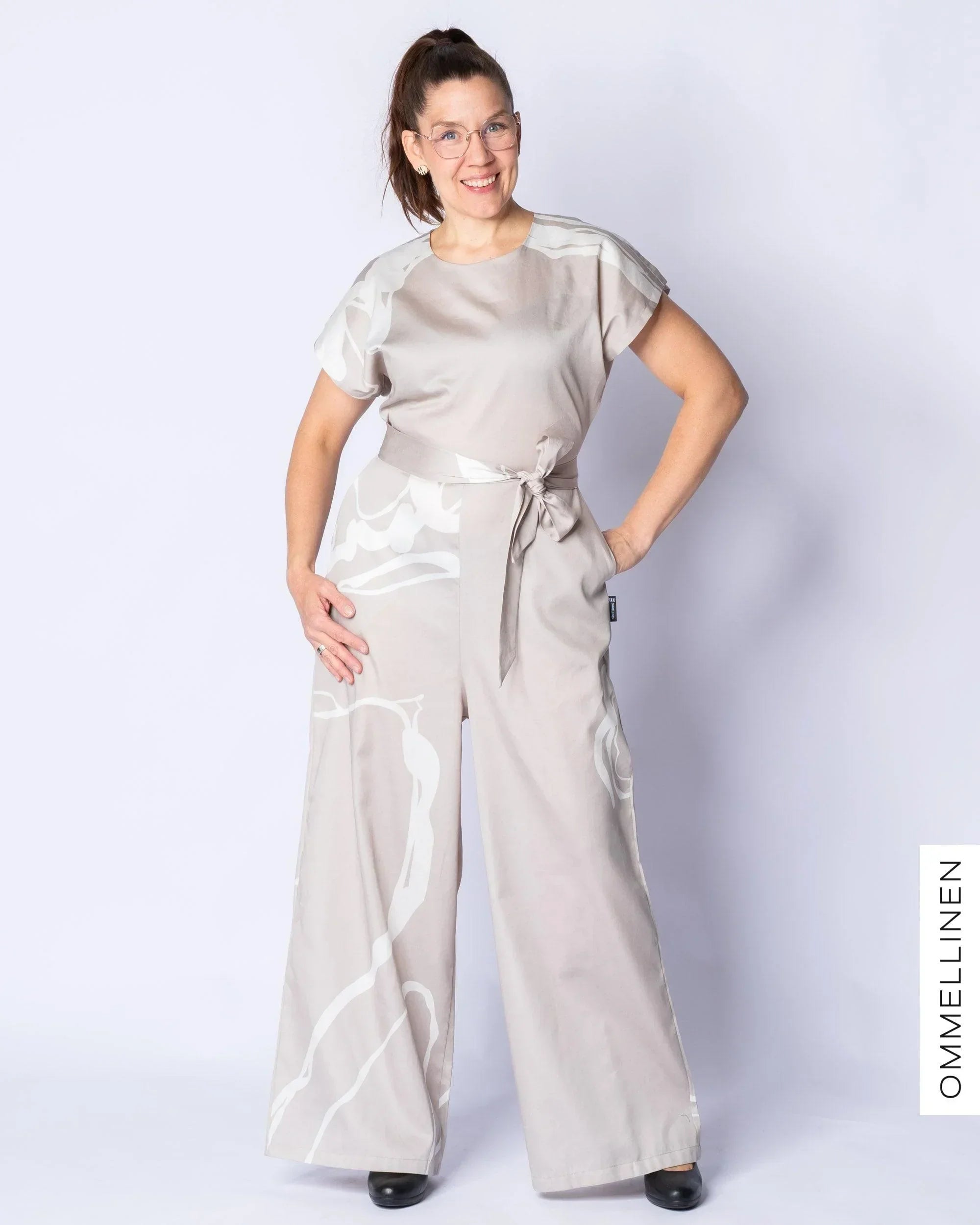 Pohjolan hirvi -haalari, beige - Ommellinen