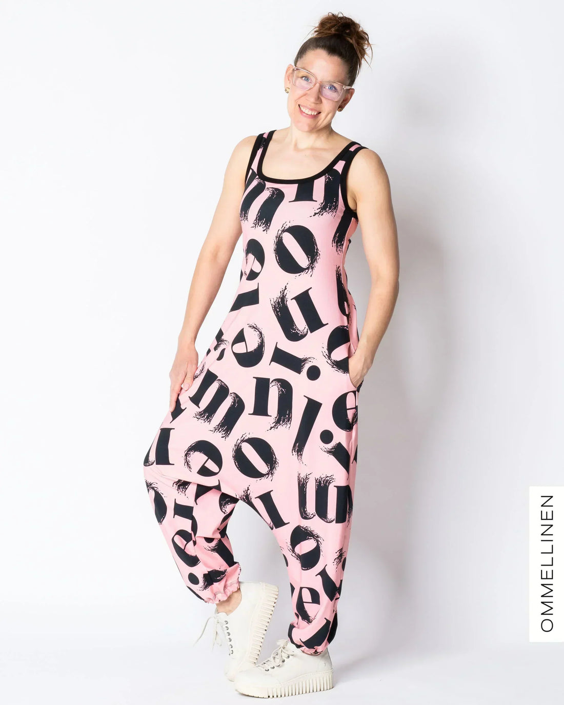 HAAREMI jumpsuit, Kirjaimet - light pink