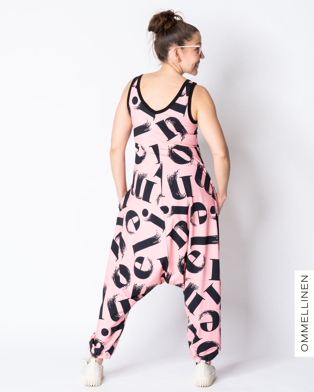 HAAREMI jumpsuit, Kirjaimet - light pink
