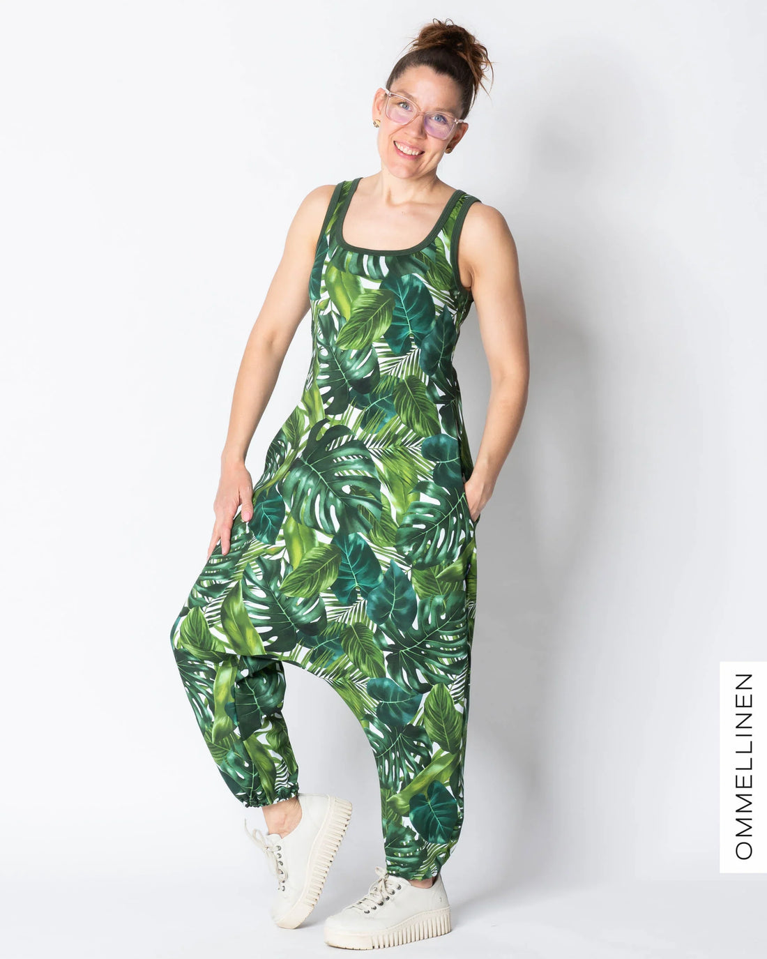 HAAREMI jumpsuit, Lehdet
