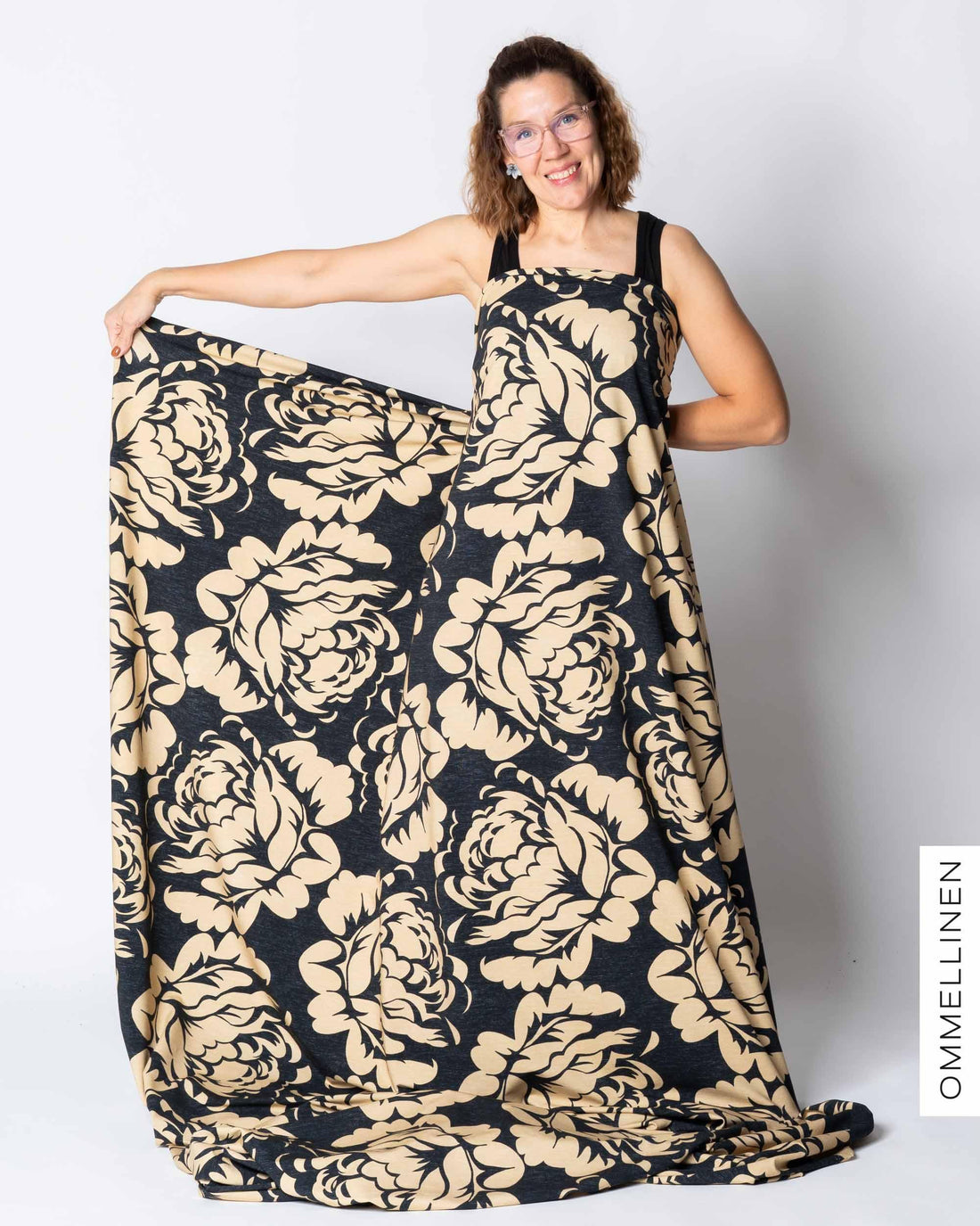 French terry, Babushka Roses Giant - black/sand