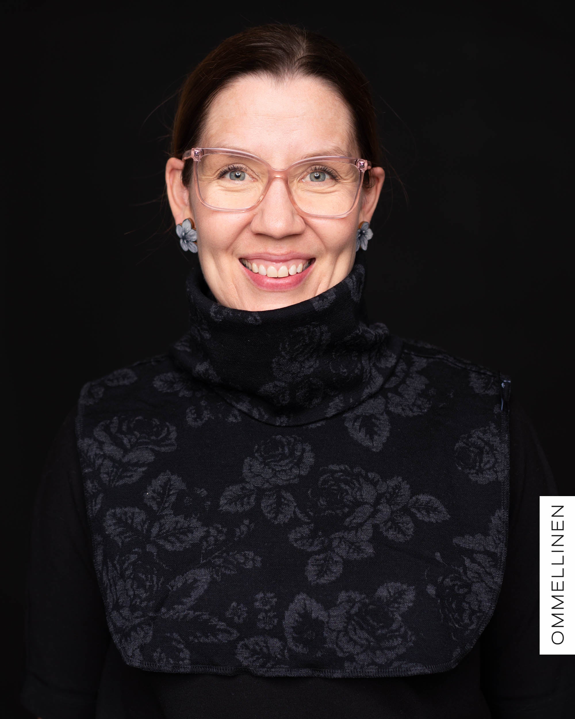 Merino wool collar, Babushka Roses - black/grey