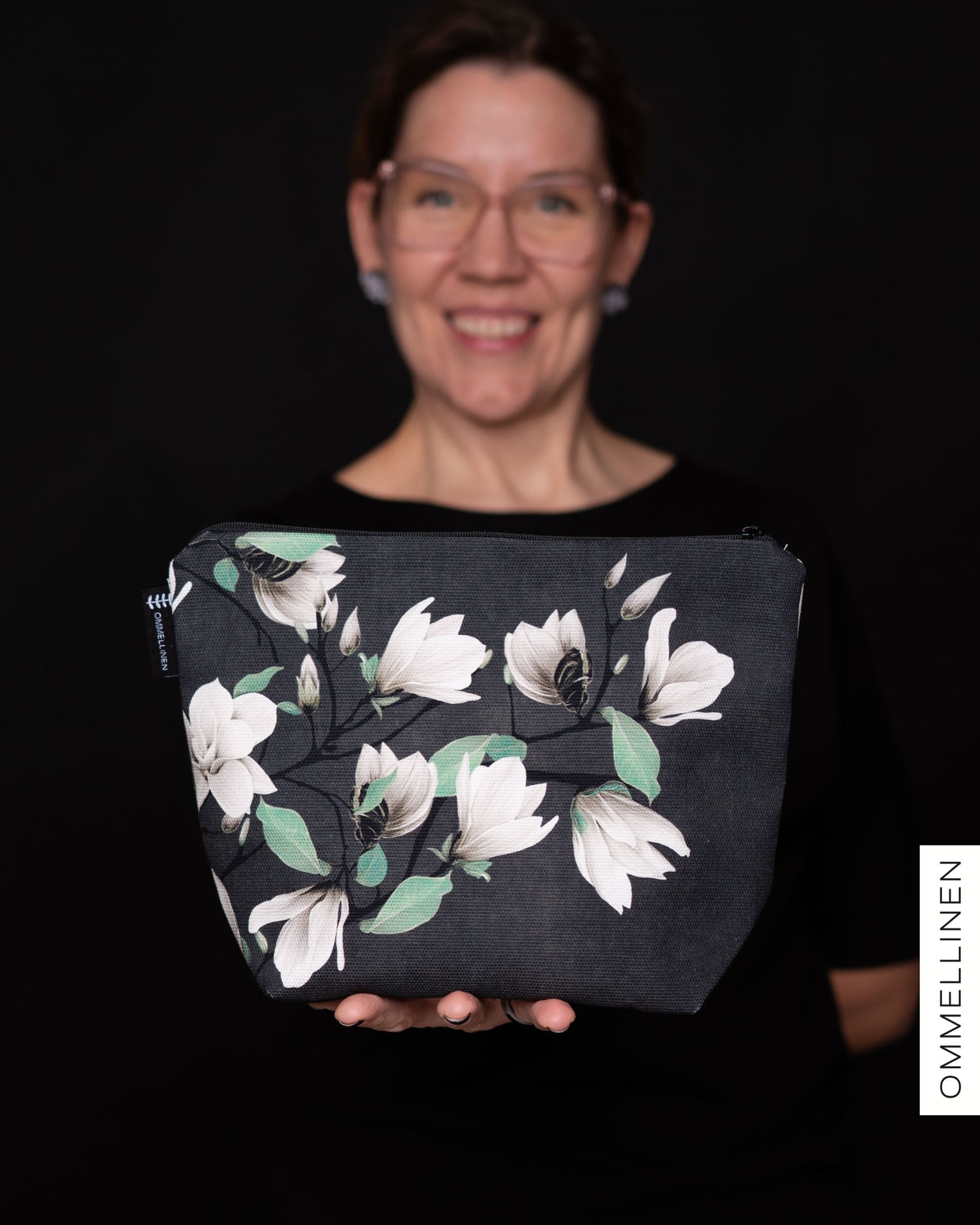 Makeup bag - giant, Magnolian kuiskaus - light
