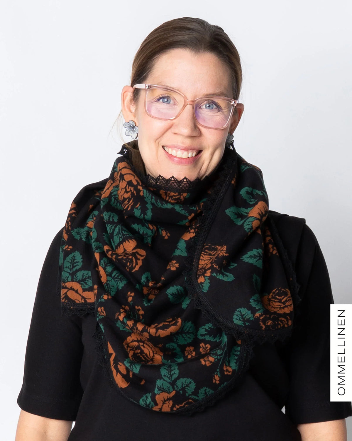 KOLMIO scarf, Babushka Roses - black/brown