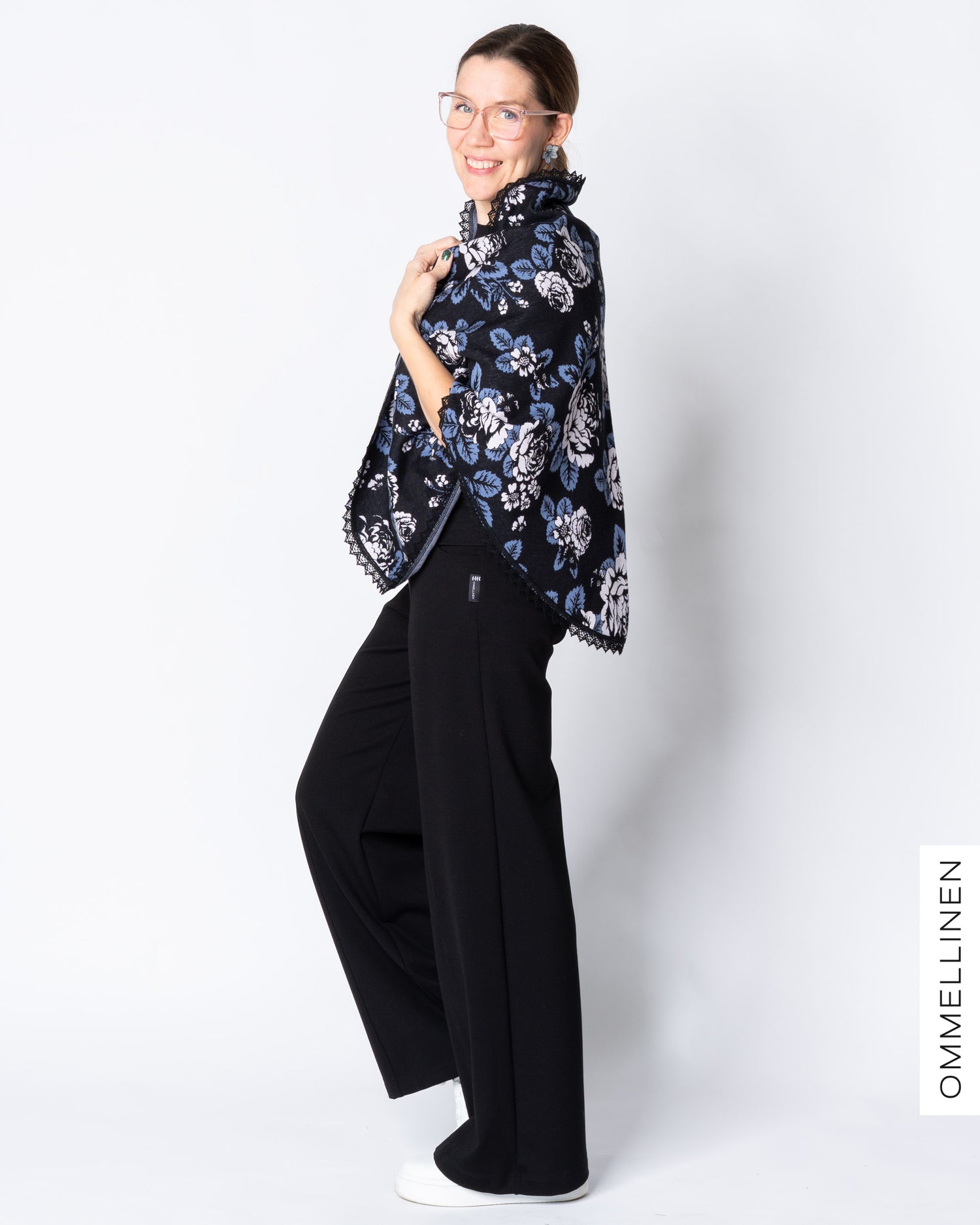 KOLMIO scarf, Babushka Roses - black/blue