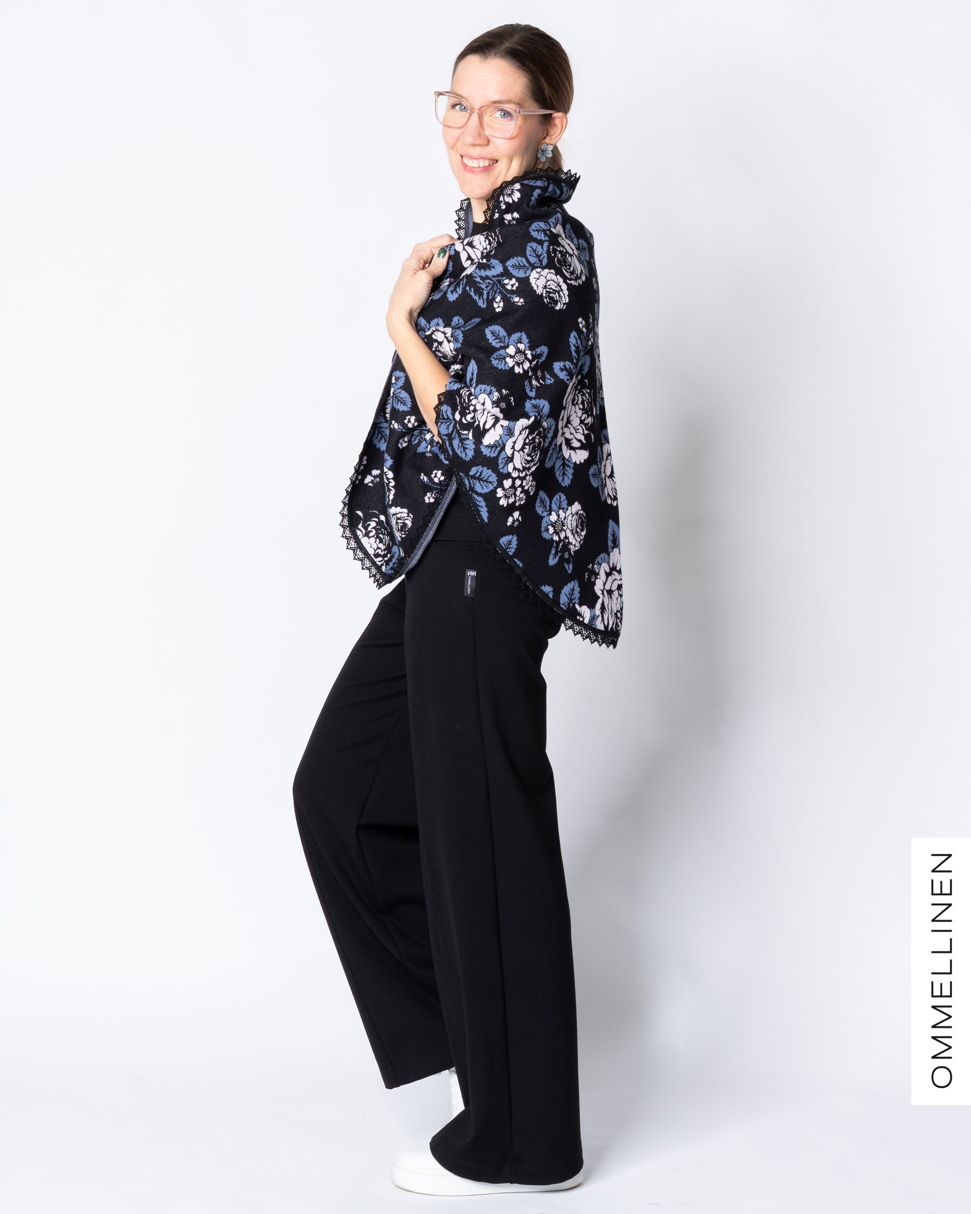 KOLMIO scarf, Babushka Roses - black/blue