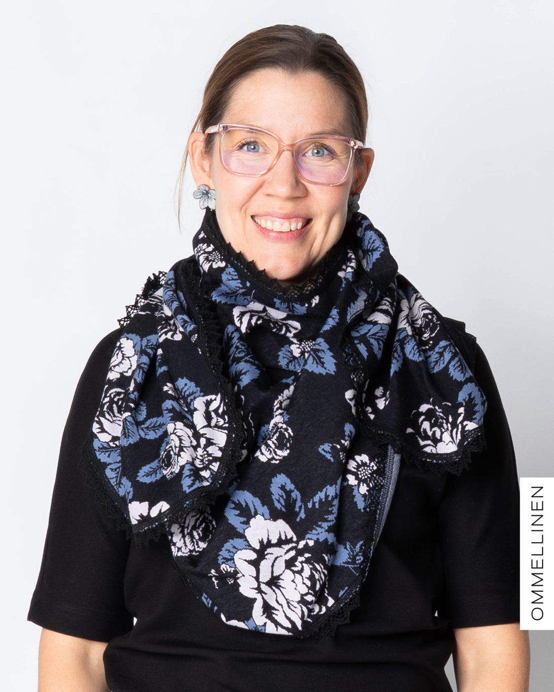 KOLMIO scarf, Babushka Roses - black/blue